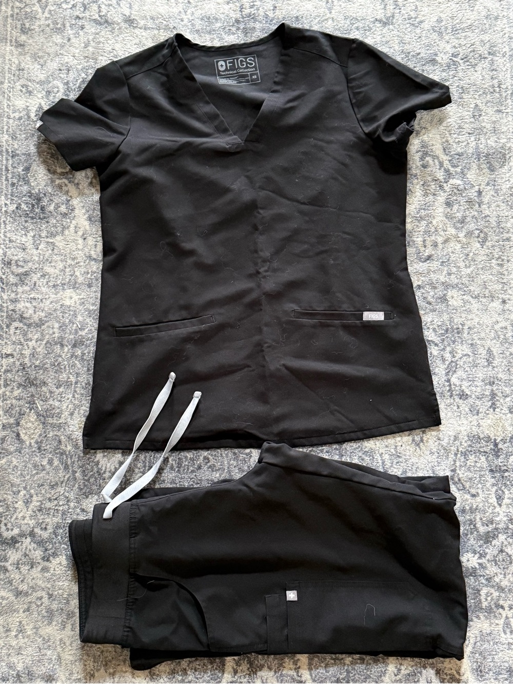 FIGS Black V-Neck Scrub Set